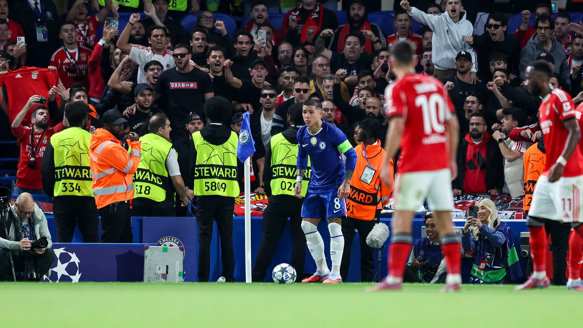 Gli steward hanno fatto da scudo umano a Enzo Fernandez