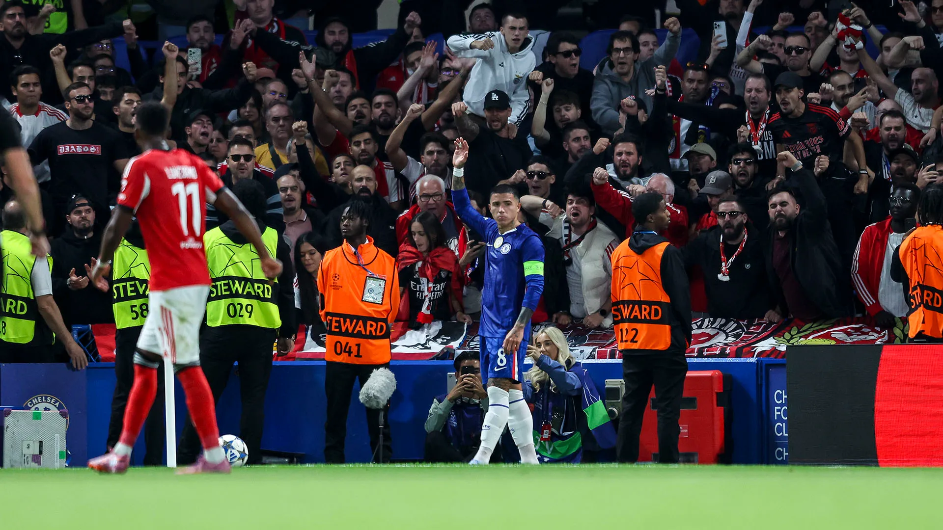 Insulti, sputi e anche qualche bicchiere: una scena vergognosa