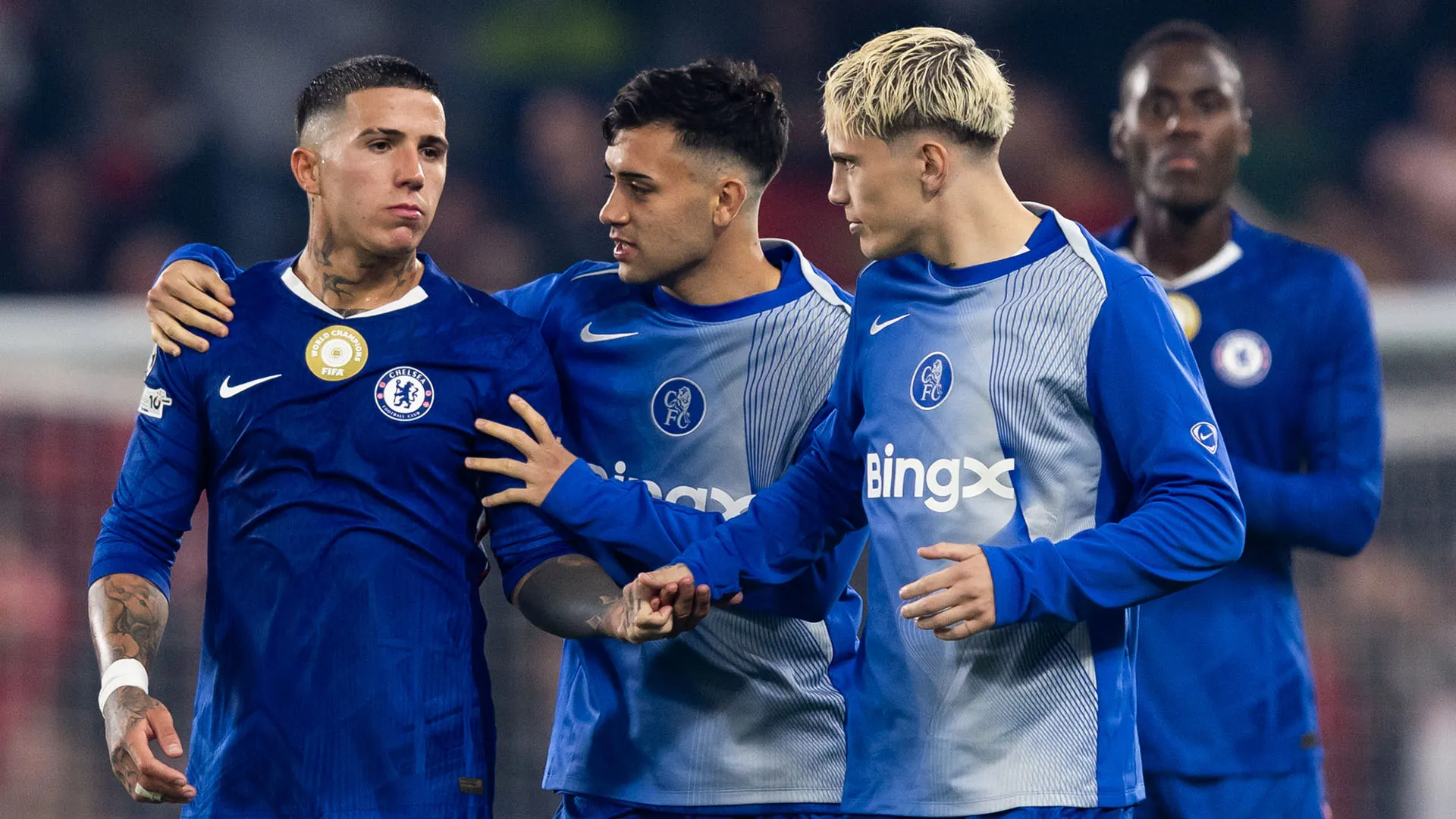 A fine partita, evidentemente deluso, Enzo Fernandez è stato consolato dai suoi compagni di squadra