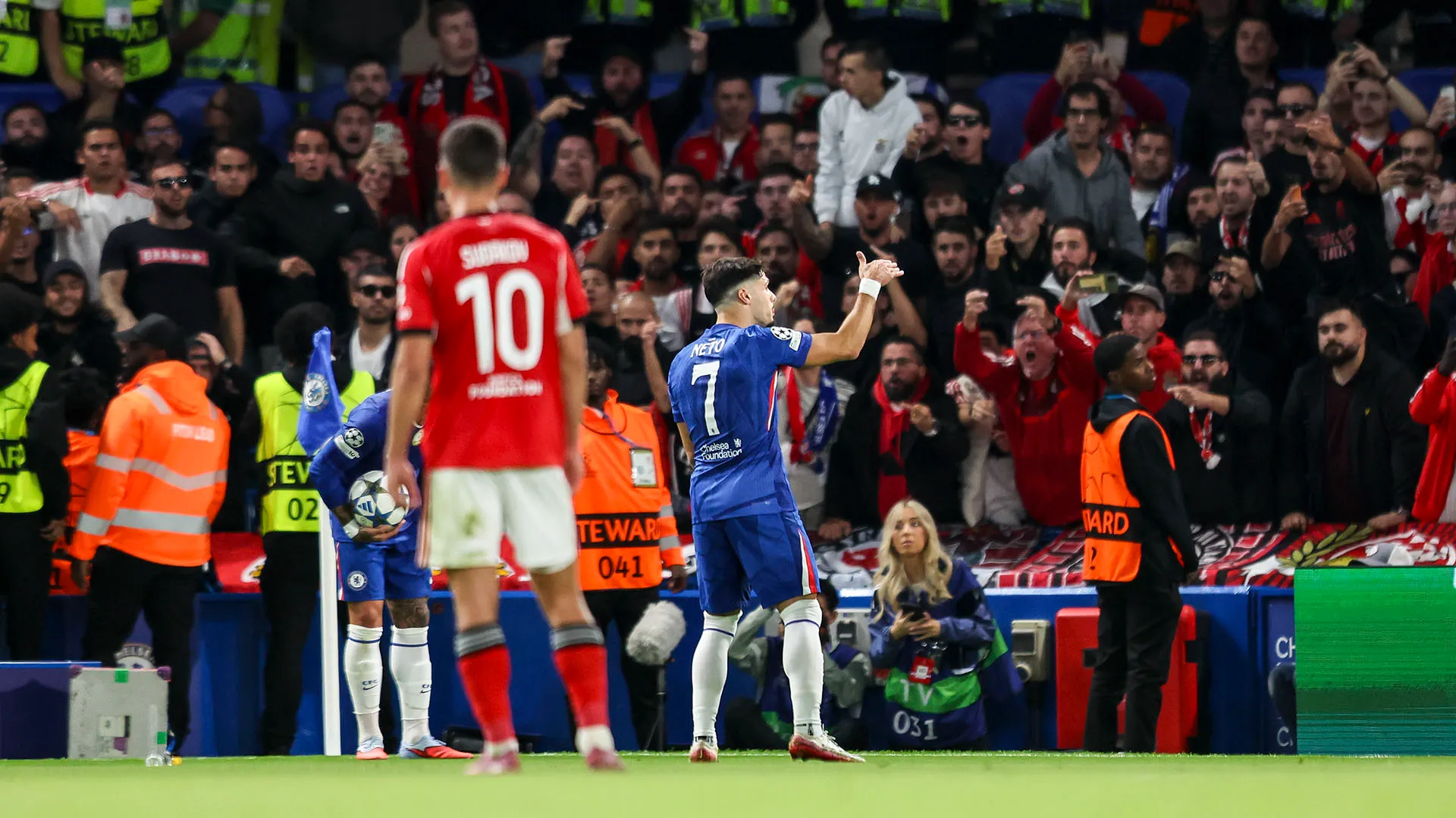 Martedì sera durante Chelsea-Benfica il pubblico portoghese si è sfogato