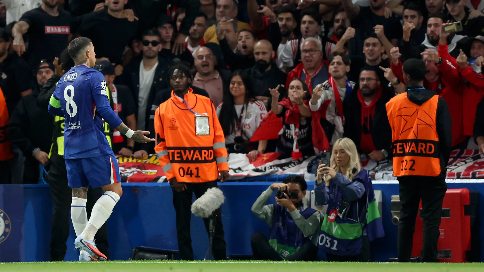 Insulti e sputi dal pubblico: serata da incubo per Enzo Fernandez
