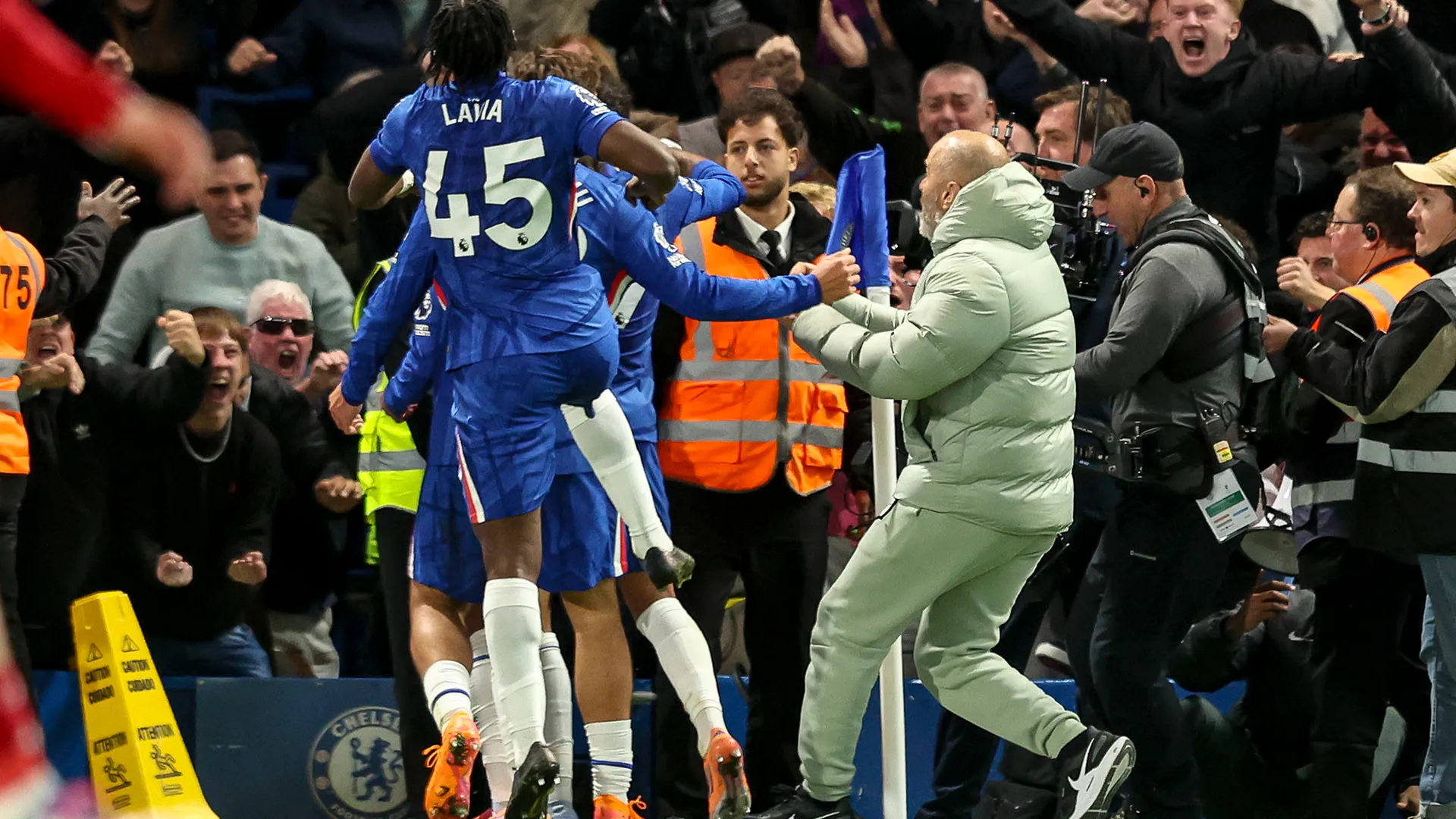 Il tecnico dei Blues non è riuscito a trattenersi dopo il gol di Estevao