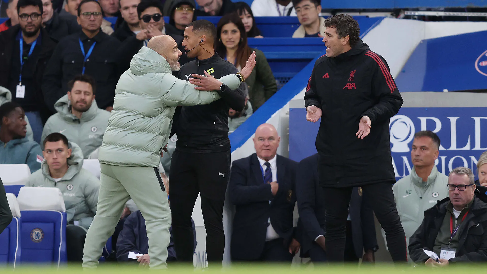 La prima ammonizione è arrivata dopo un litigio con la panchina del Liverpool