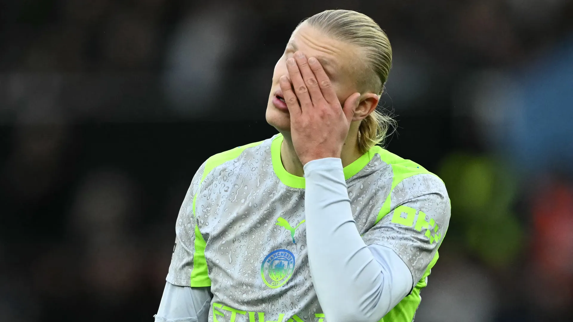 Erling Haaland era visibilmente scontento al termine della partita con l'Aston Villa