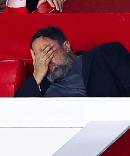 Crisi totale per il Nottingham Forest, il presidente si dispera e diventa virale. Foto