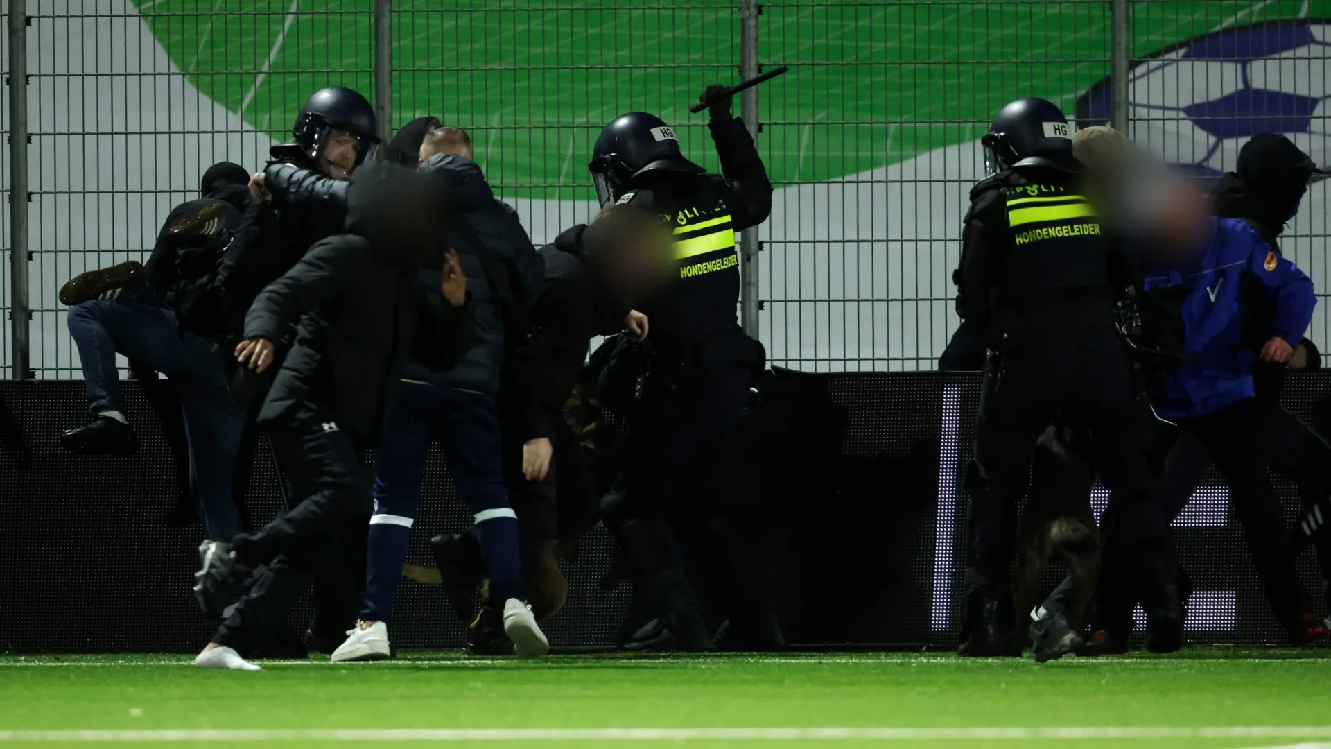 Al termine della sfida tra Den Bosch e Den Haag è scoppiato il caos
