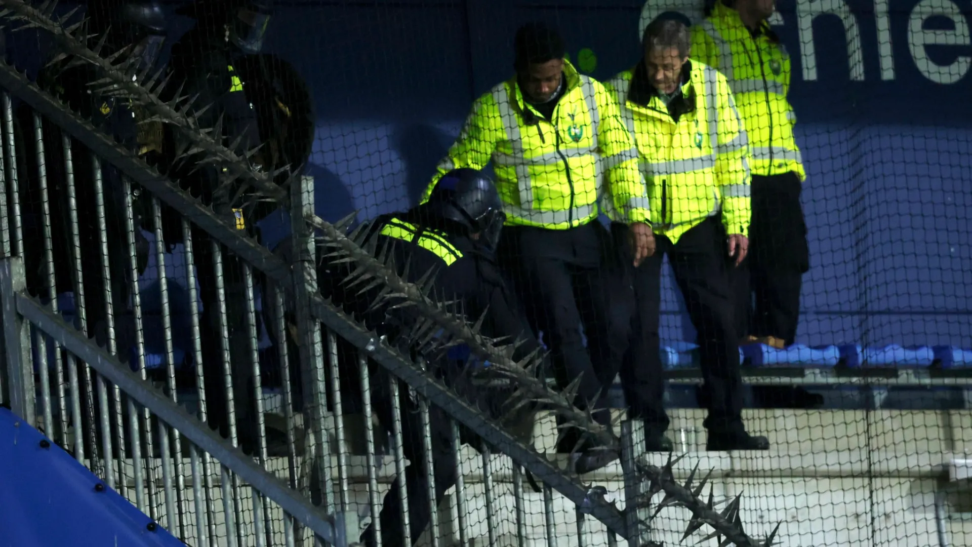 I poliziotti erano intervenuti sugli spalti per contenere i tifosi del Den Bosch