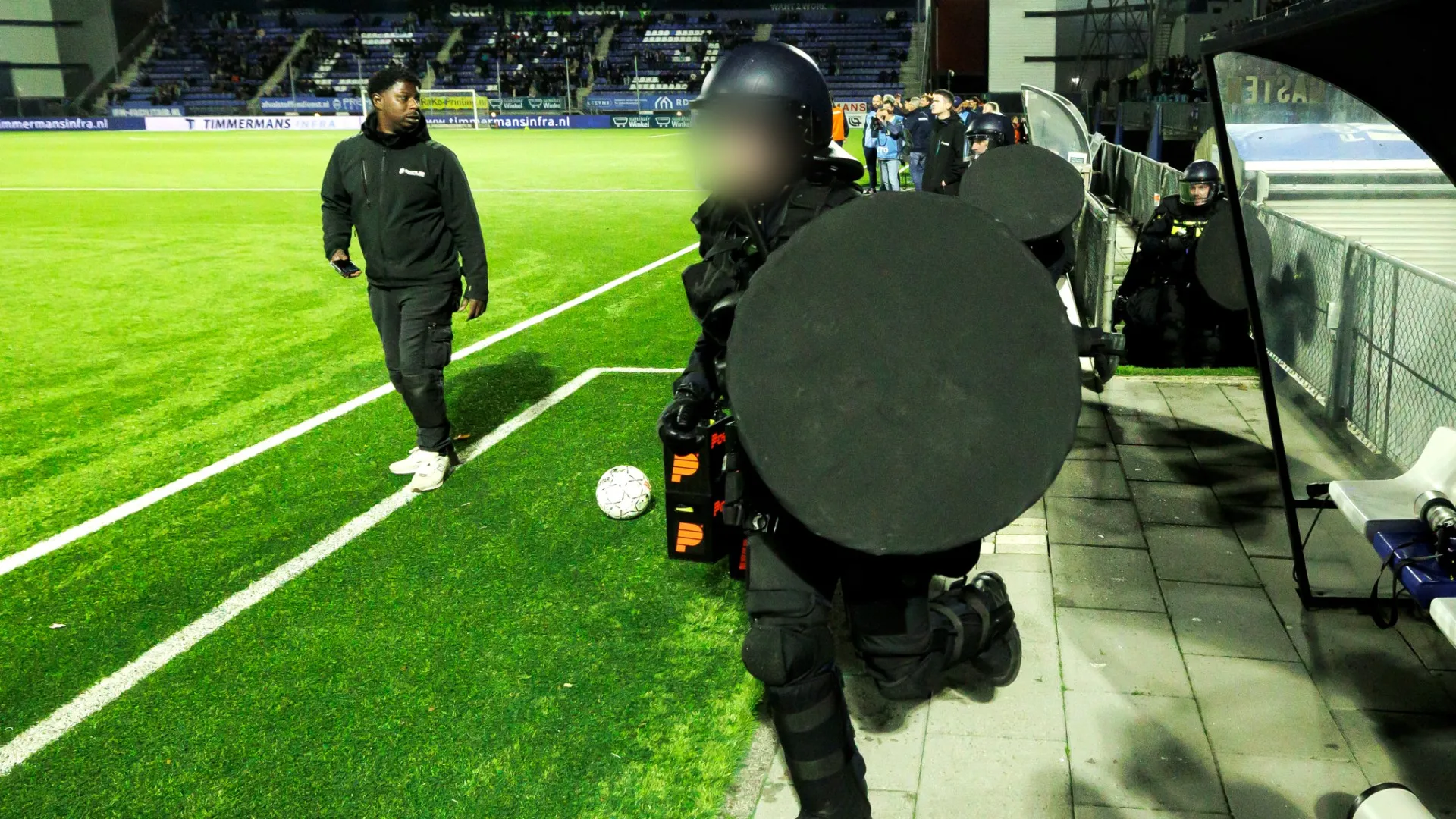 La polizia è intervenuta in tenuta antisommossa
