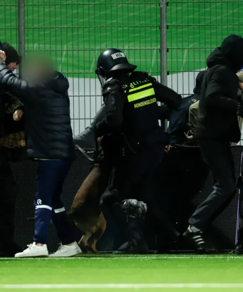 Polizia contro i tifosi, guerriglia in campo: le immagini