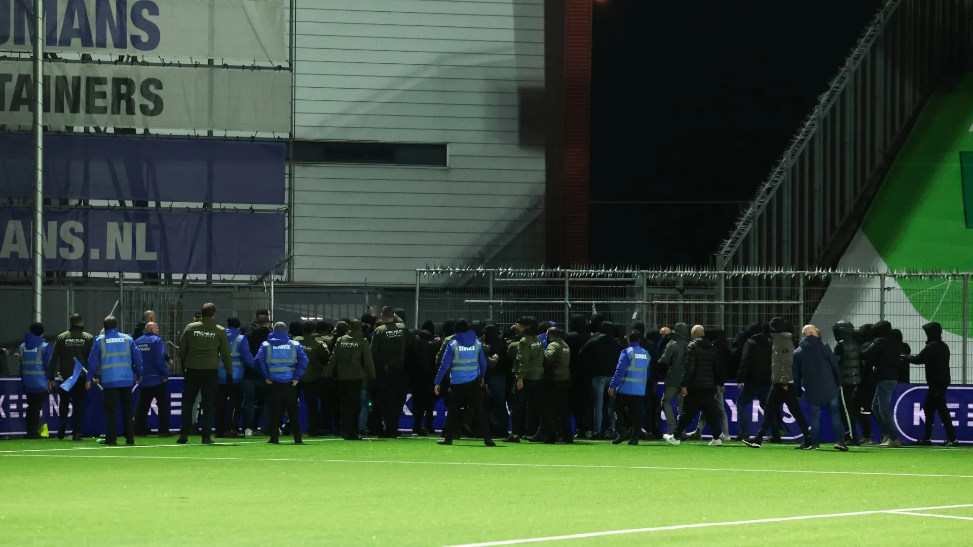 I tifosi di casa hanno invaso il campo e si sono scontrati con la polizia
