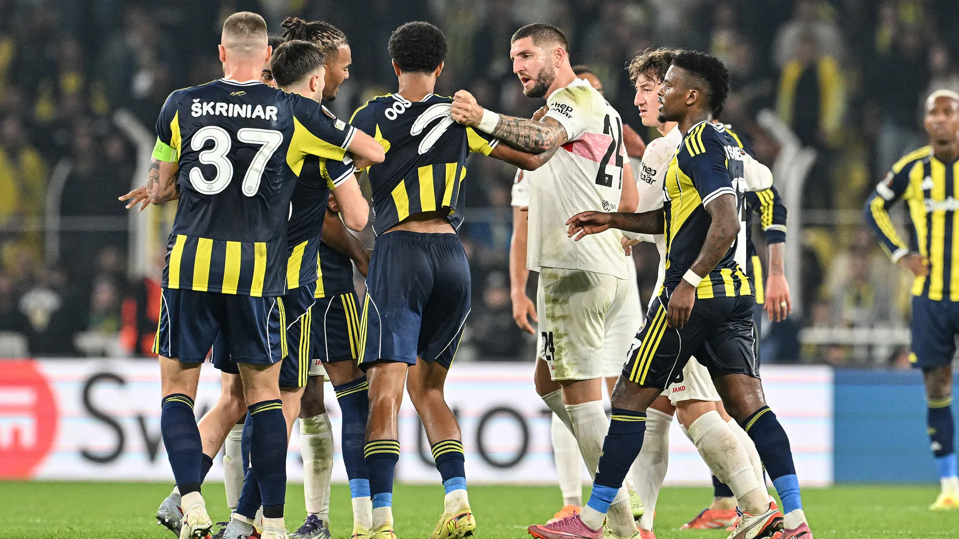 Grande caos al termine della sfida Fenerbahce e Stoccarda

