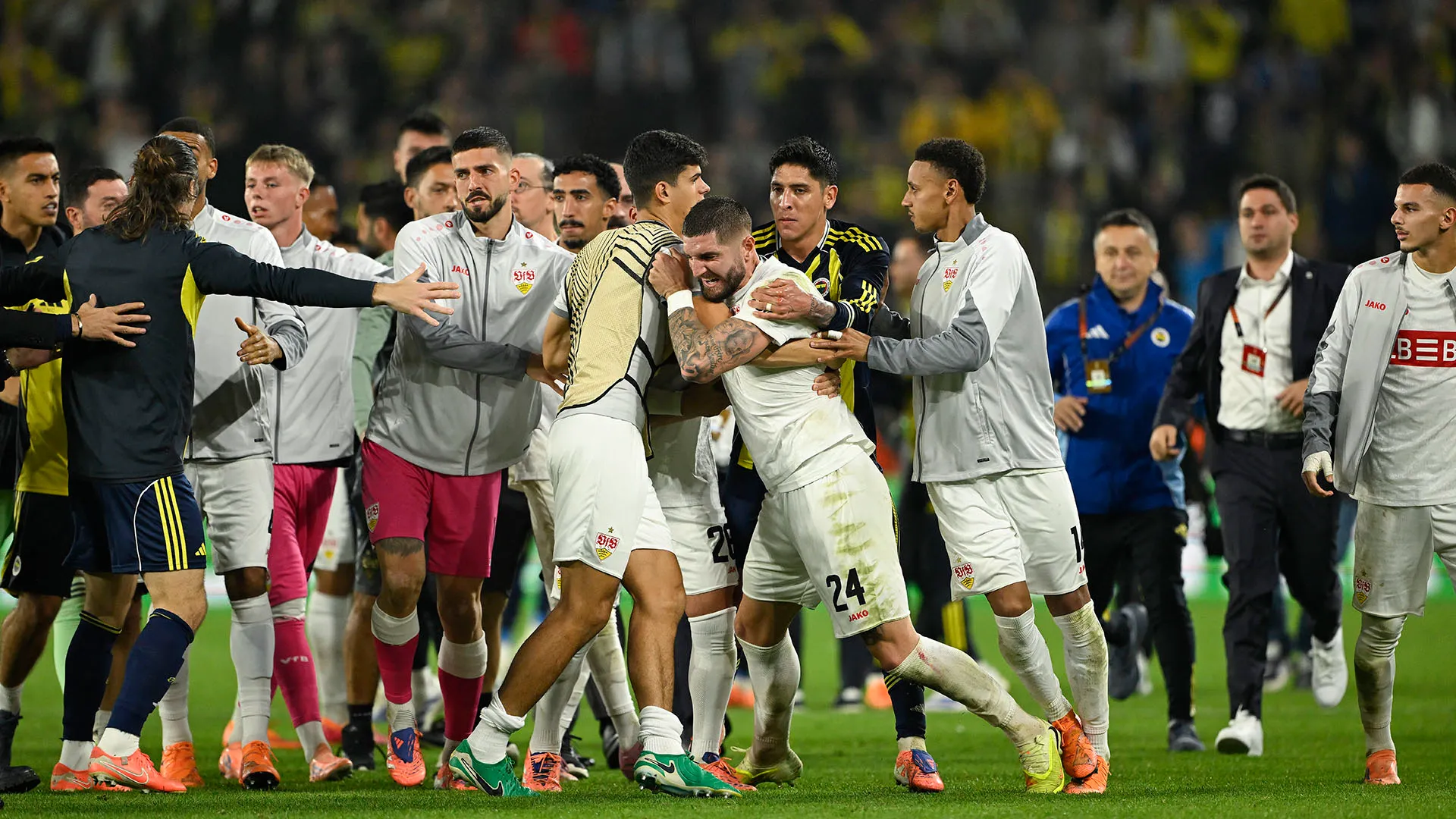 Eccolo mentre si dimena e cerca di sfuggire dalla presa di un suo compagno di squadra