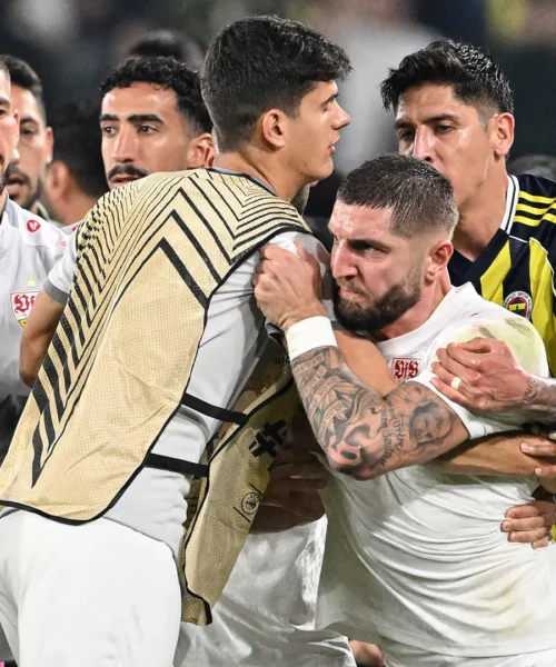 Furia incontrollata: violenta rissa tra i calciatori, le foto