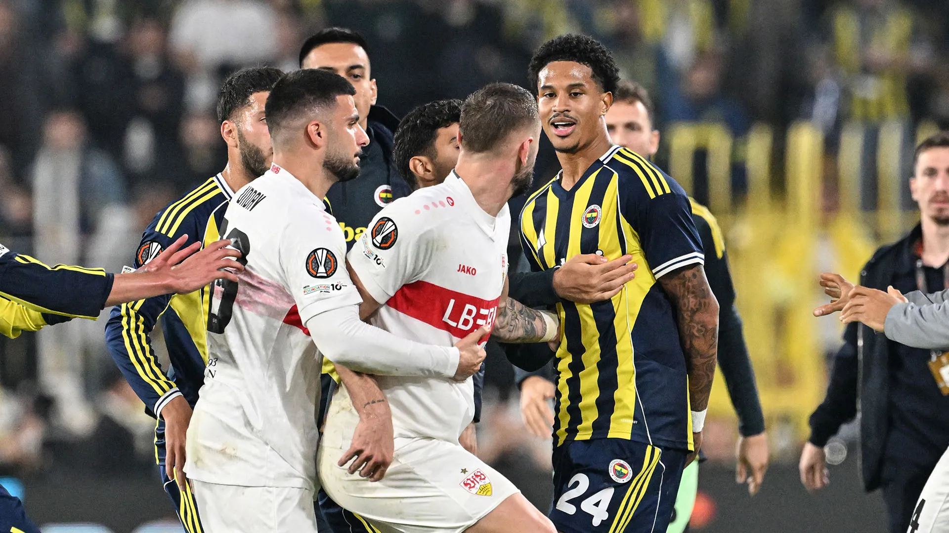 La situazione, poi, è degenerata e ha coinvolto altri calciatori