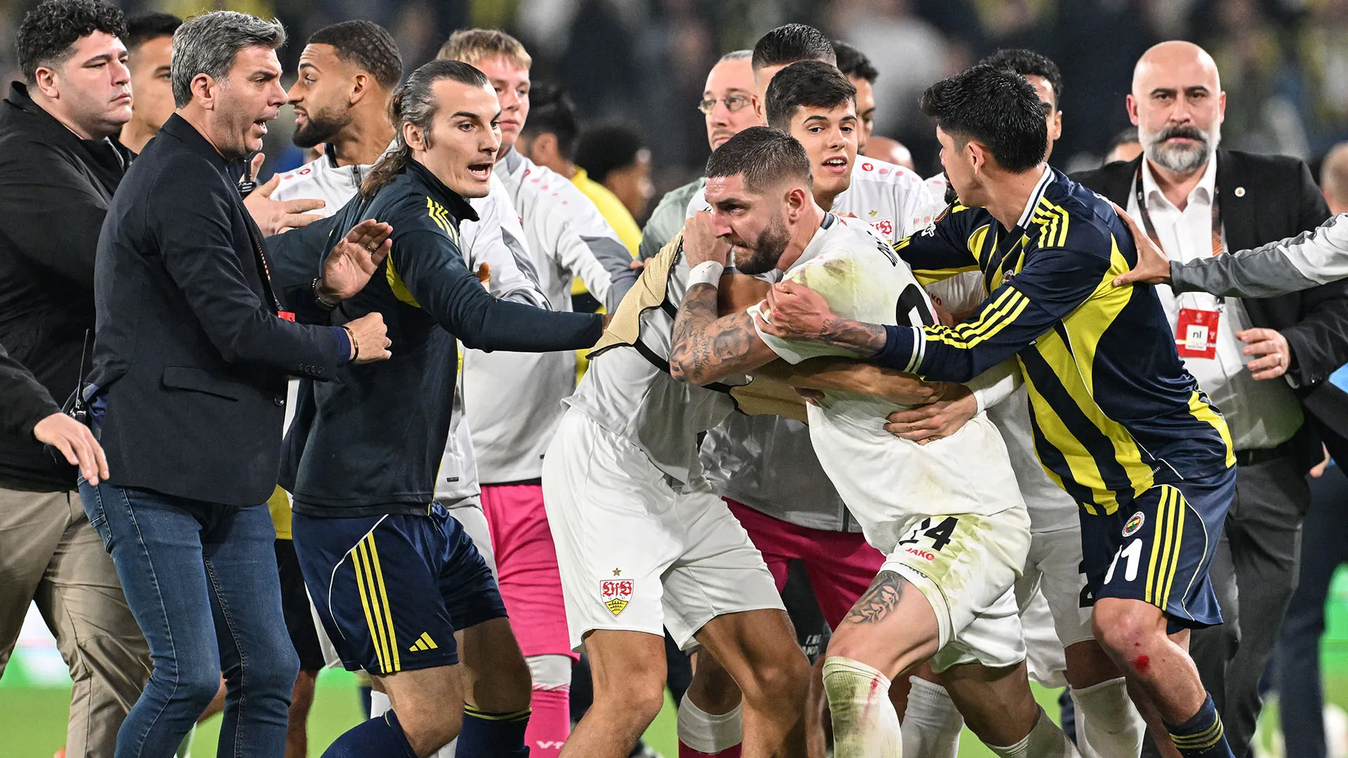 Furia incontrollata: violenta rissa tra i calciatori
