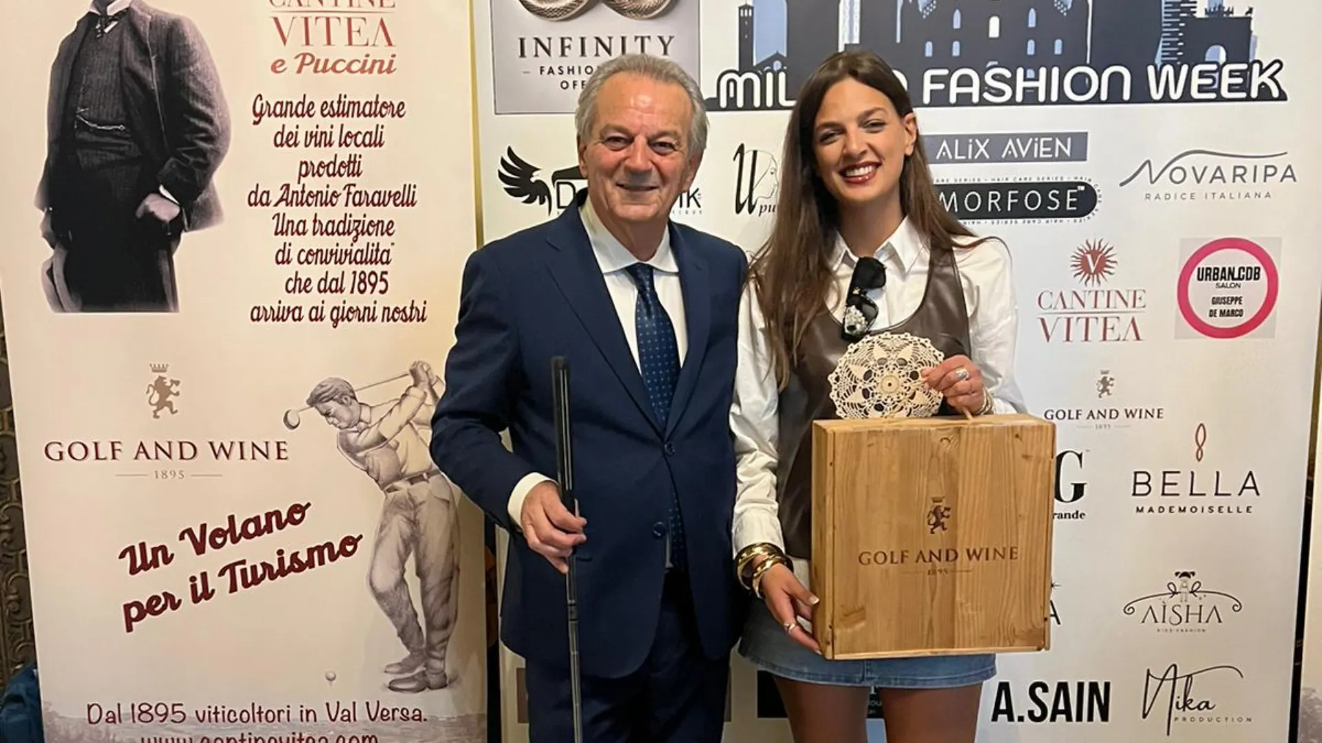 Molte le indossatrici, modelle e addette ai lavori che si sono fatte immortalare con l'imprenditore