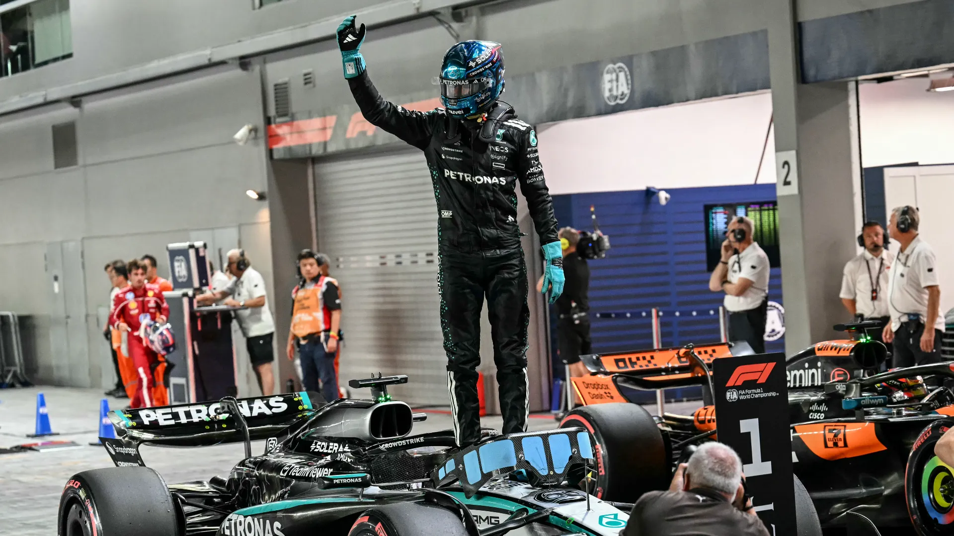 GP Singapore: Russell in pole batte Verstappen e Piastri, Ferrari opache