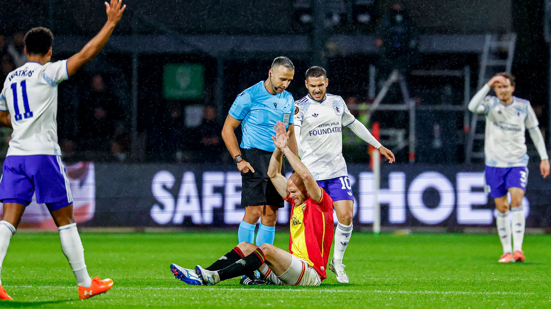 Il calciatore ha subito richiamato l'attenzione dell'arbitro