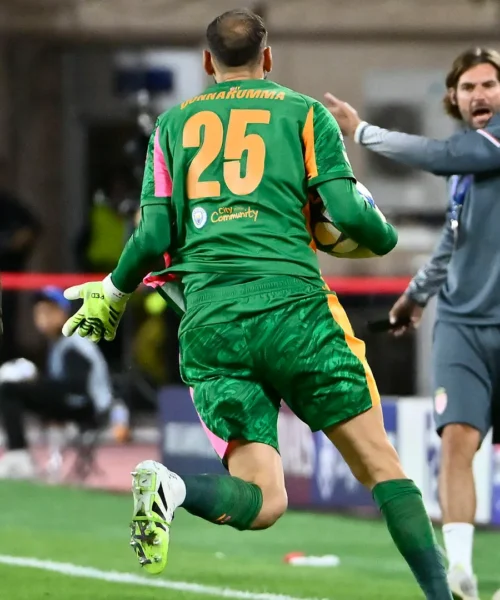 Caos in campo, Gianluigi Donnarumma litiga con l’allenatore avversario. Foto