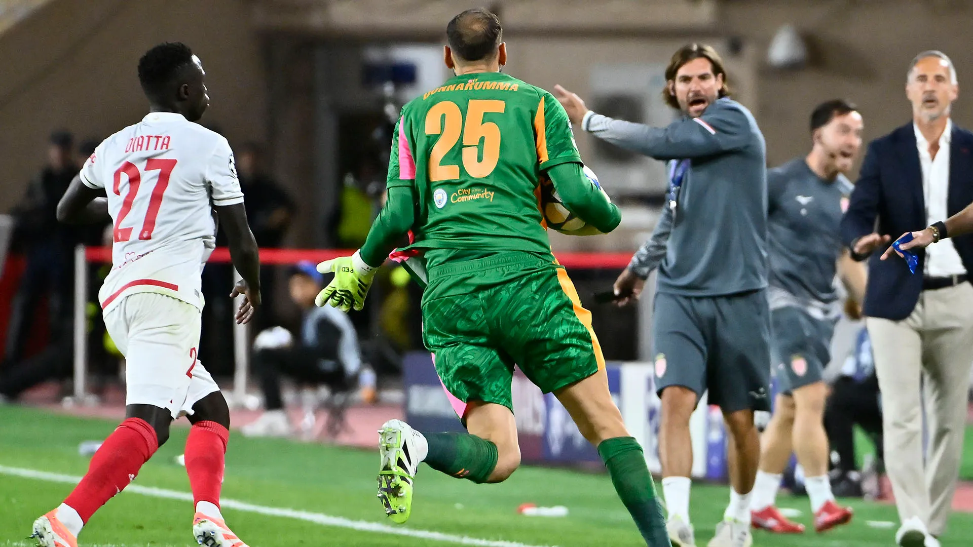 Caos in campo, Gianluigi Donnarumma litiga con l'allenatore avversario
