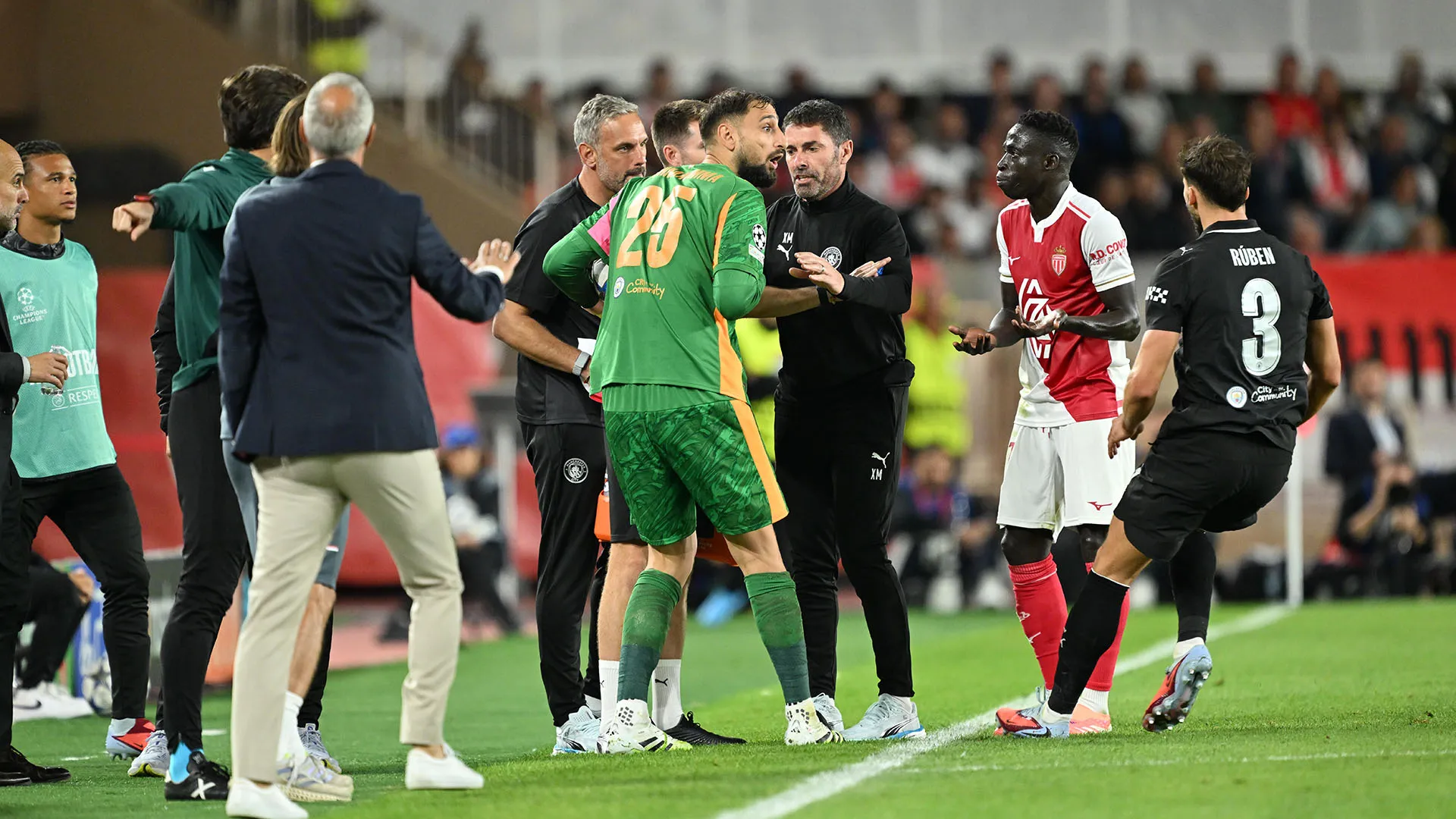 Gianluigi Donnarumma si è impossessato del pallone mentre i calciatori del Monaco lo richiedevano