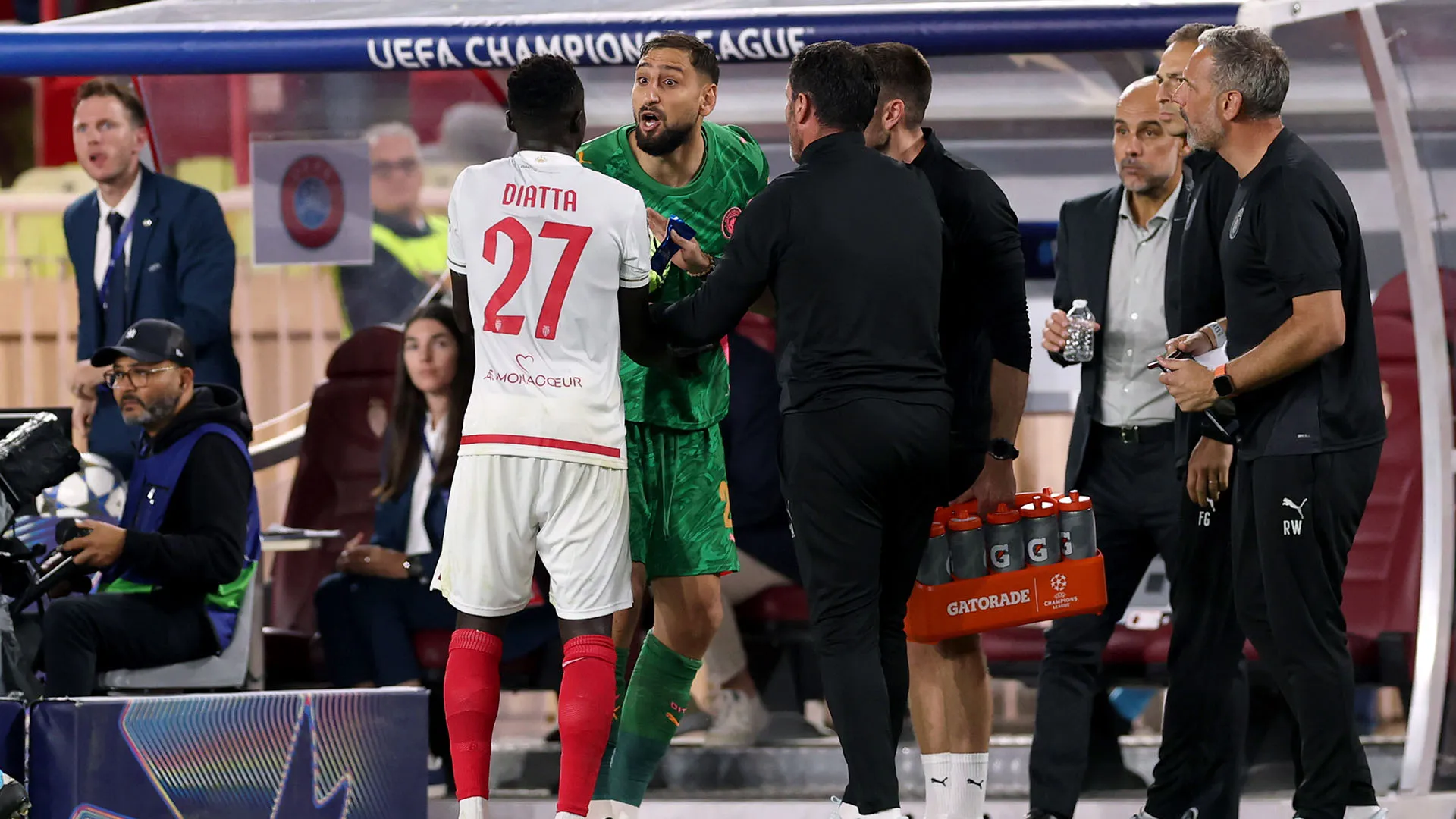 Diatta era deciso a impossessarsi del pallone nonostante l'arbitro non avesse ancora preso una decisione