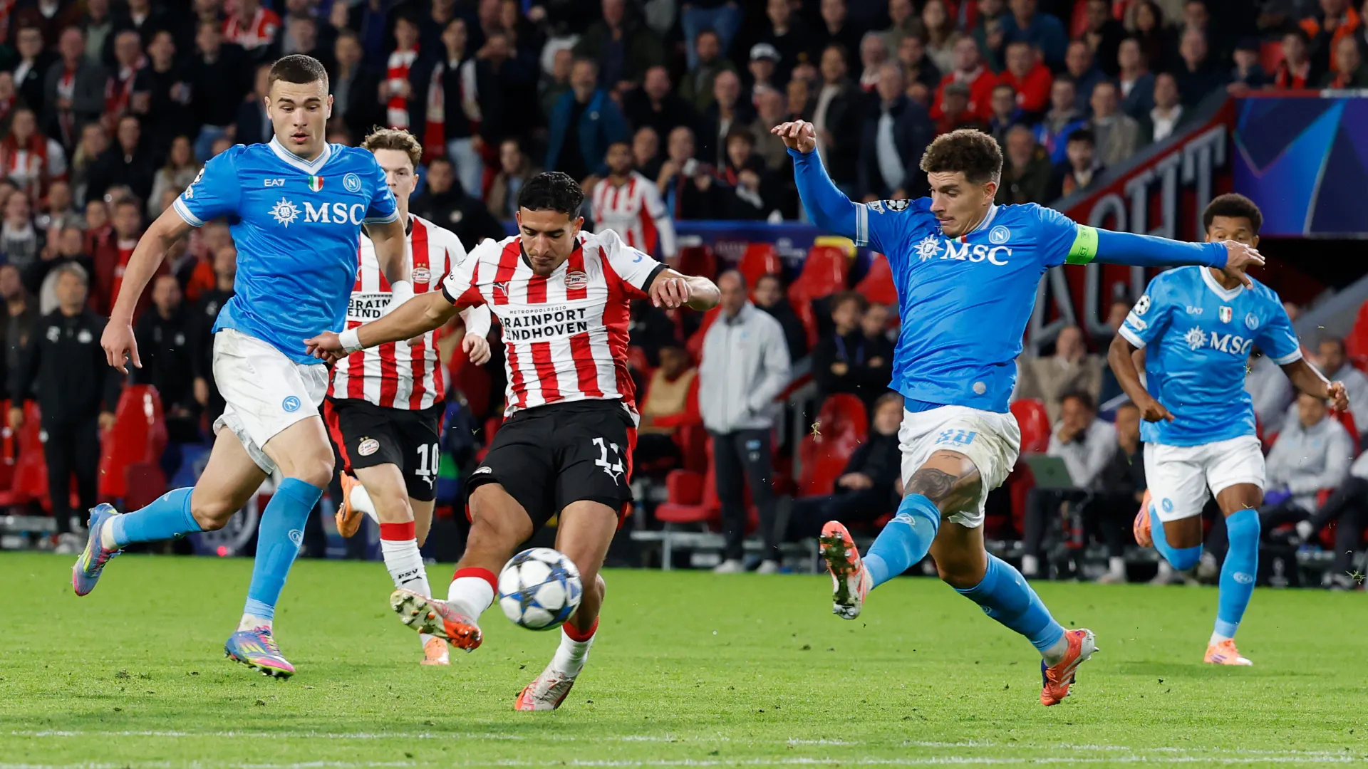 Serata da dimenticare per la formazione partenopea, uscita sconfitta per 6-2 dal match contro il PSV Eindhoven
