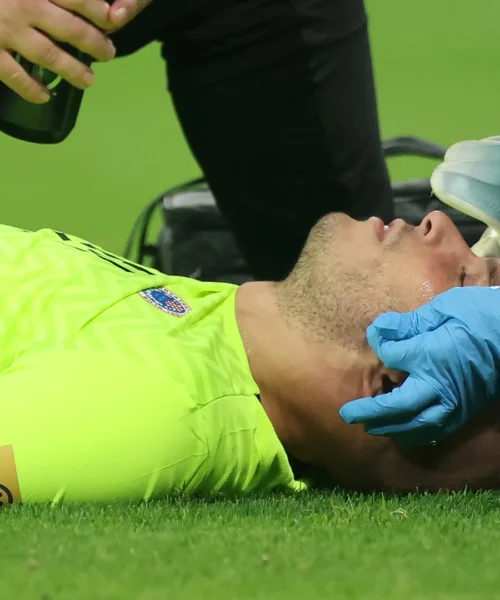 Si accascia a terra e arrivano i dottori: grande spavento per il portiere. Foto