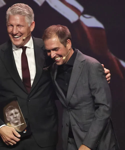 Momento commovente tra Schweinsteiger e Lahm alla Hall of Fame: foto