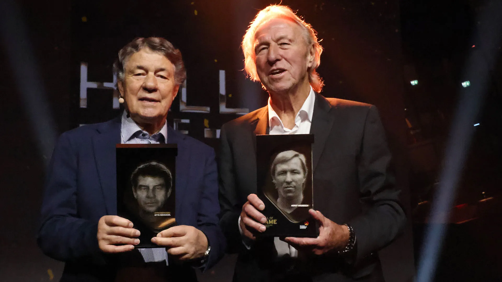 Il formidabile allenatore Otto Rehhagel insieme alla leggenda dell'Amburgo Horst Hrubesch