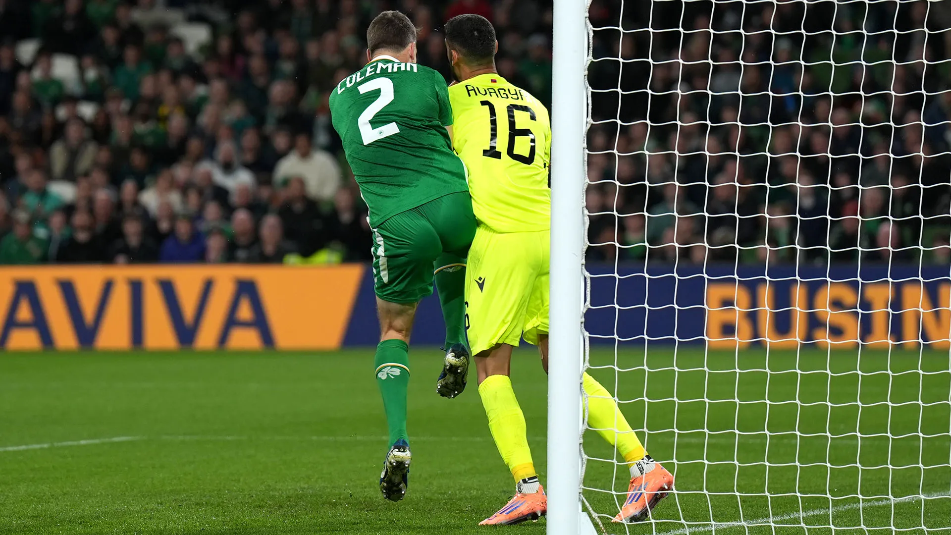 Il difensore irlandese è andato a sbattere contro il portiere avversario nel tentativo di intercettare il pallone