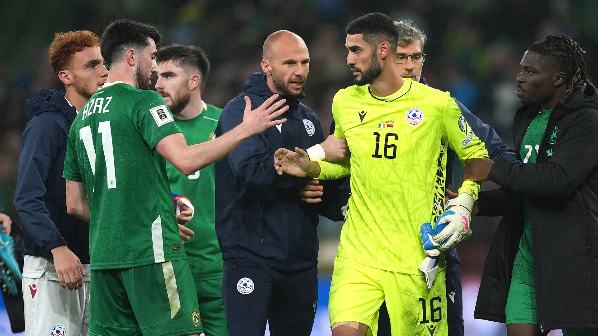 Il portiere era furioso e alcuni membri dello staff armeno hanno dovuto tenerlo di peso