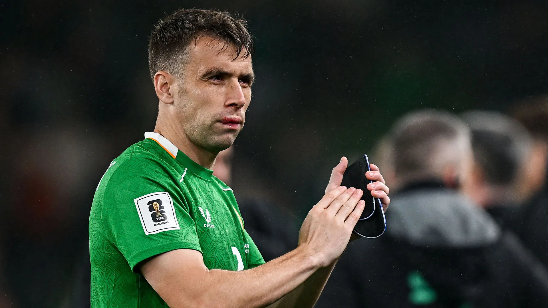 Il portiere non l'ha presa bene e subito si è scontrato verbalmente con il numero 2 irlandese