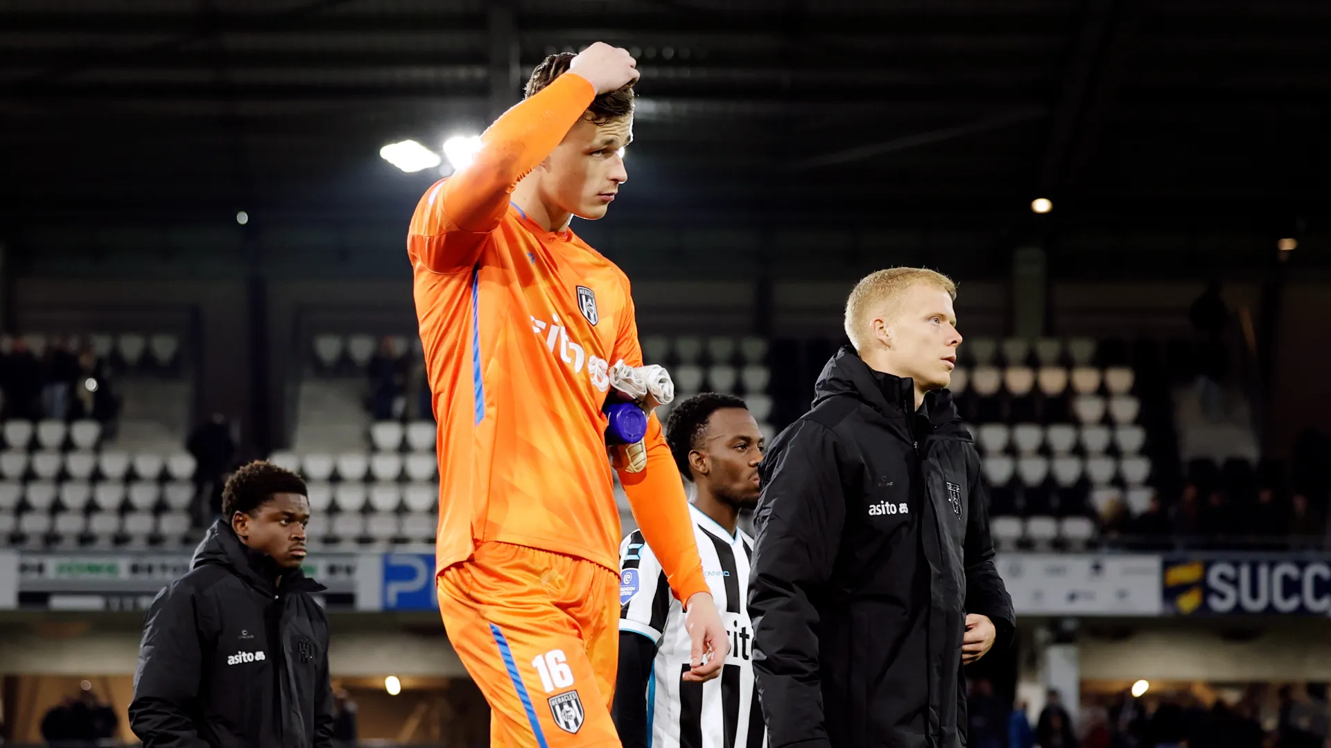 Al termine della partita i calciatori bianconeri sono andati a scusarsi con i propri tifosi
