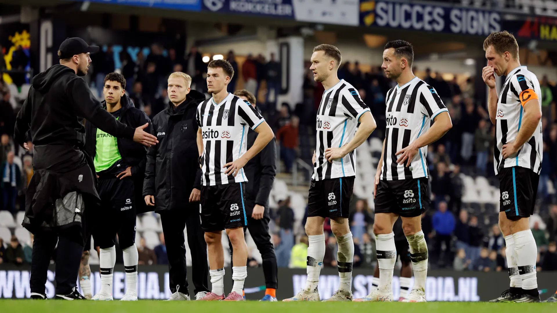 E qualcuno dei supporters ha invaso il campo per avere un dialogo con i calciatori
