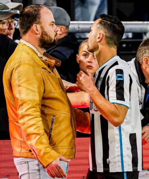I tifosi invadono il campo e chiedono spiegazioni dopo l’umiliante sconfitta: foto