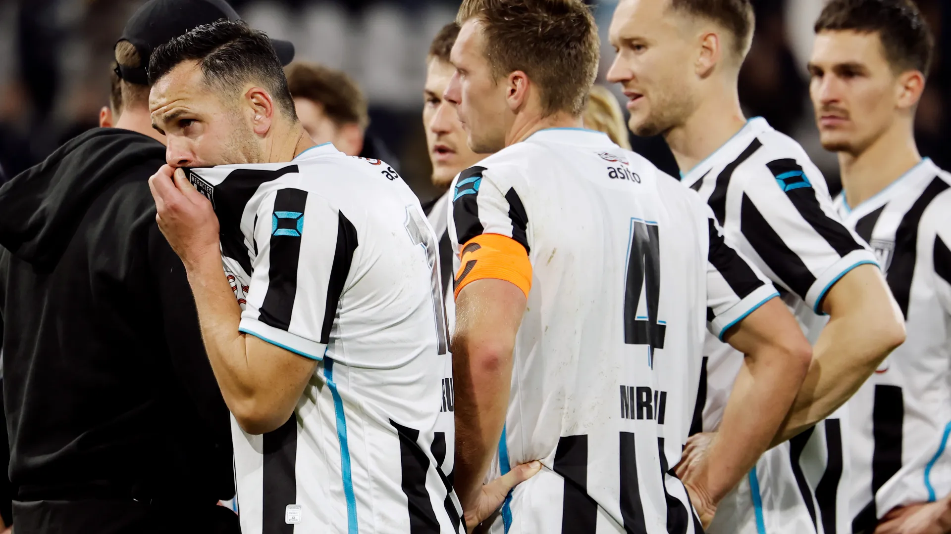 Il confronto tra calciatori e tifosi è durato qualche minuto