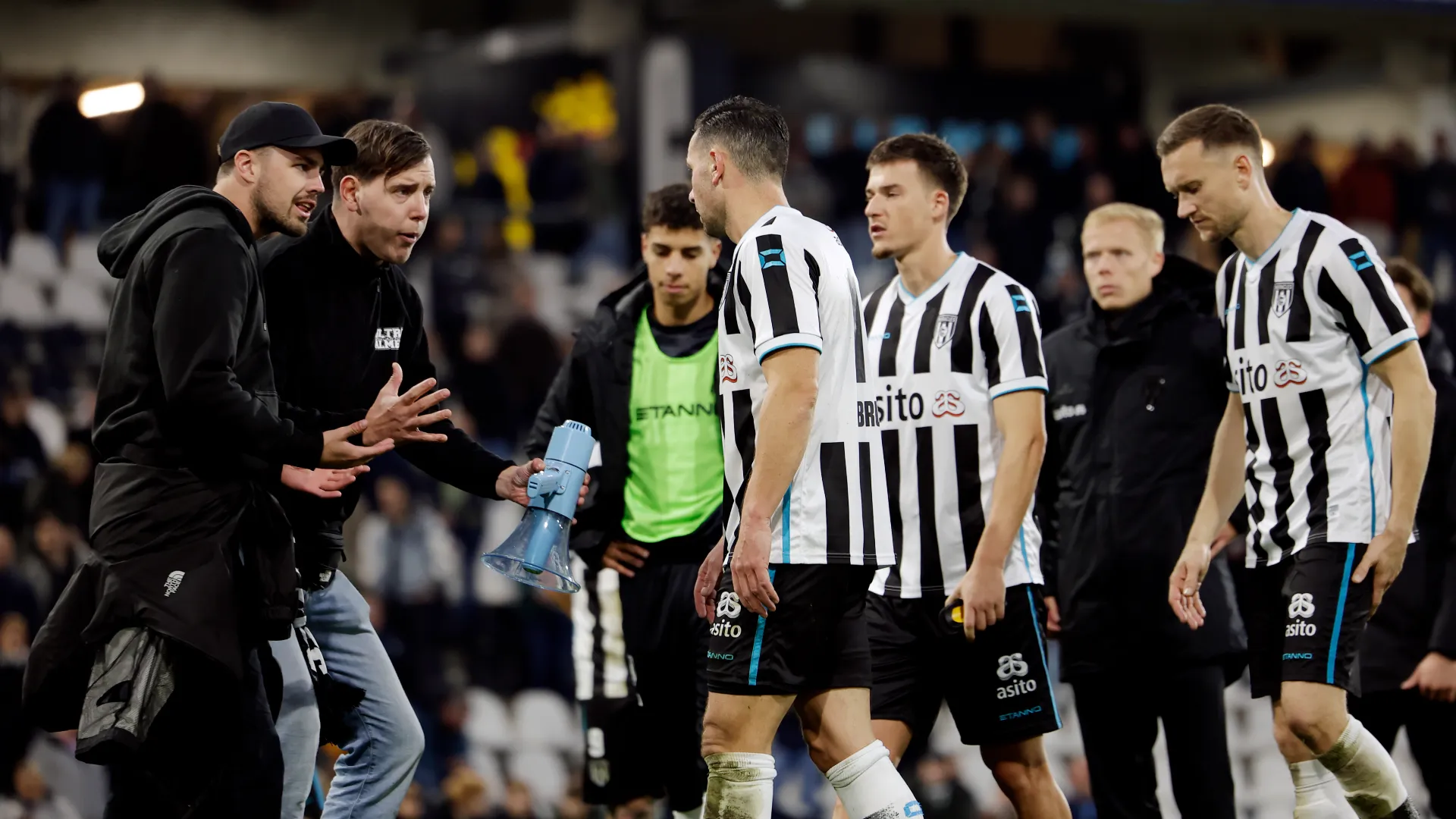 I tifosi hanno spronato i calciatori dopo la pesantissima sconfitta