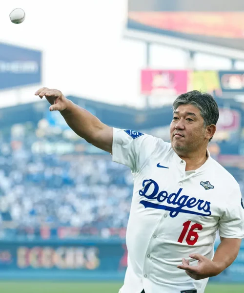 La leggenda Hideo Nomo dà il via alla gara dei Dodgers: le foto
