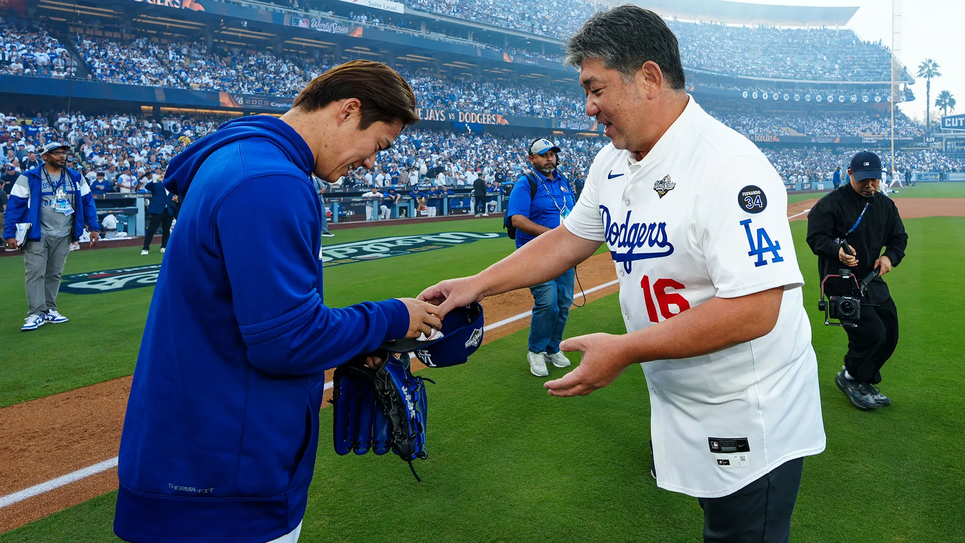 L'ex campione giapponese ha effettuato il primo lancio in gara 3 delle World Series