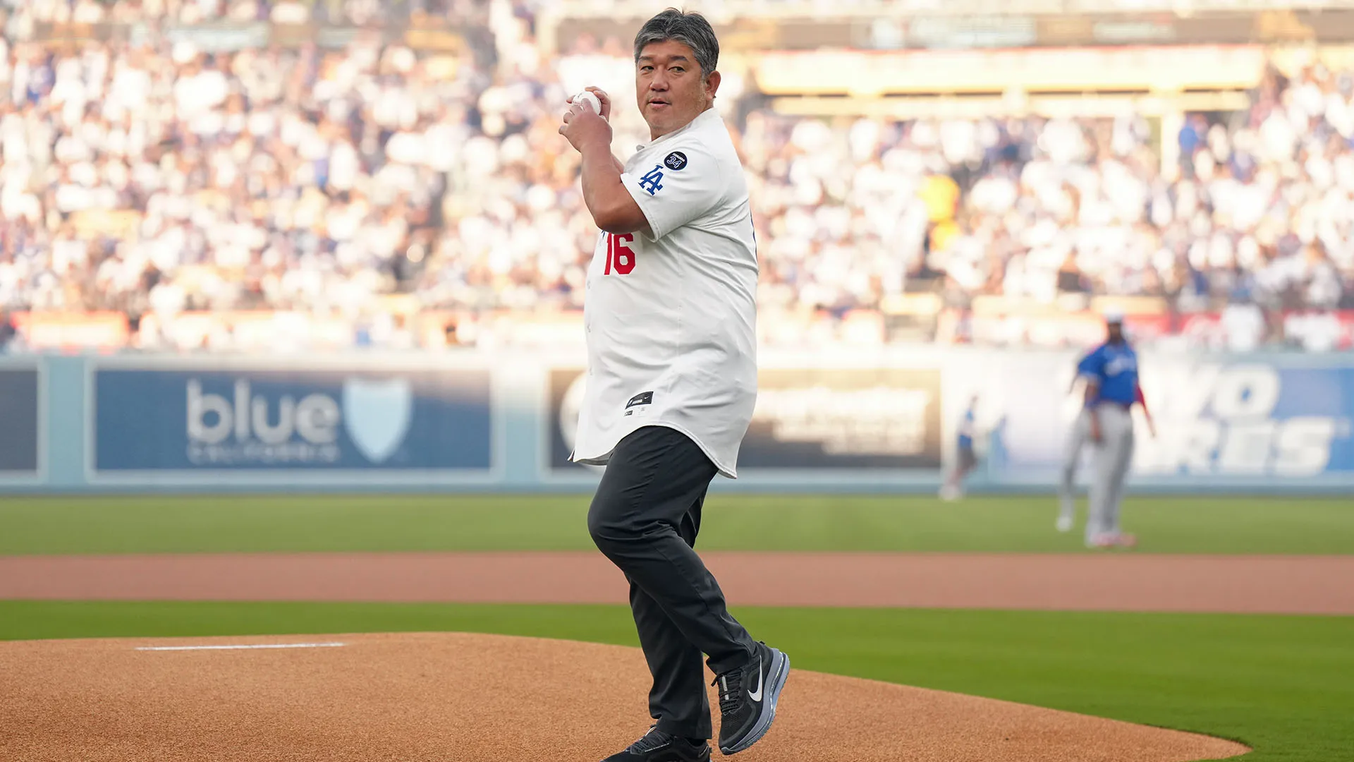 Nel 1995 vinse il premio di rookie of the Year ed è stato nominato All-Star MLB