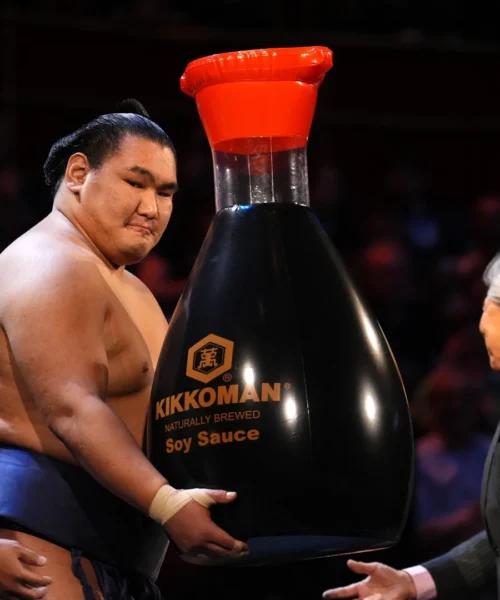 Una salsa di soia enorme per il campione di sumo: le foto del bizzarro premio