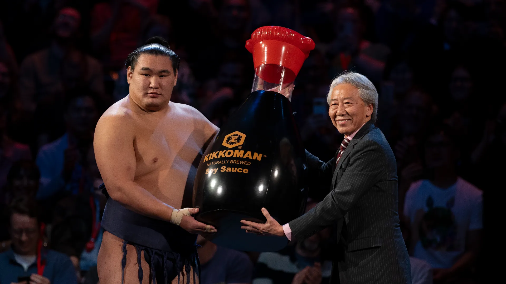 Una salsa di soia enorme per il campione di sumo: le foto