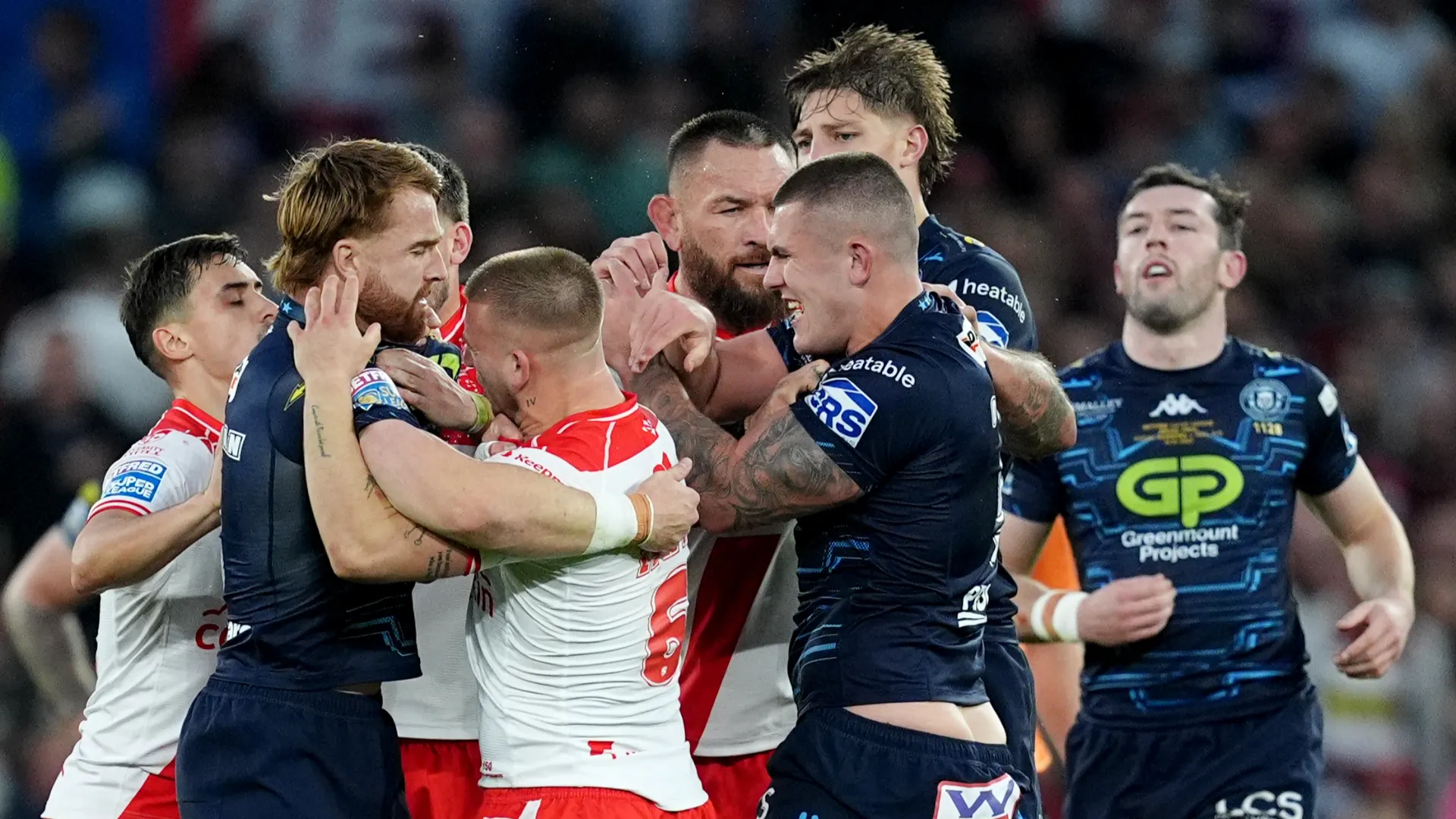 Brad O'Neill, dei Wigan Warriors, è finito in 'sin bin' (espulsione temporanea) per un placcaggio pericoloso su Tyrone May di Hull KR che ha suscitato la reazione avversaria
