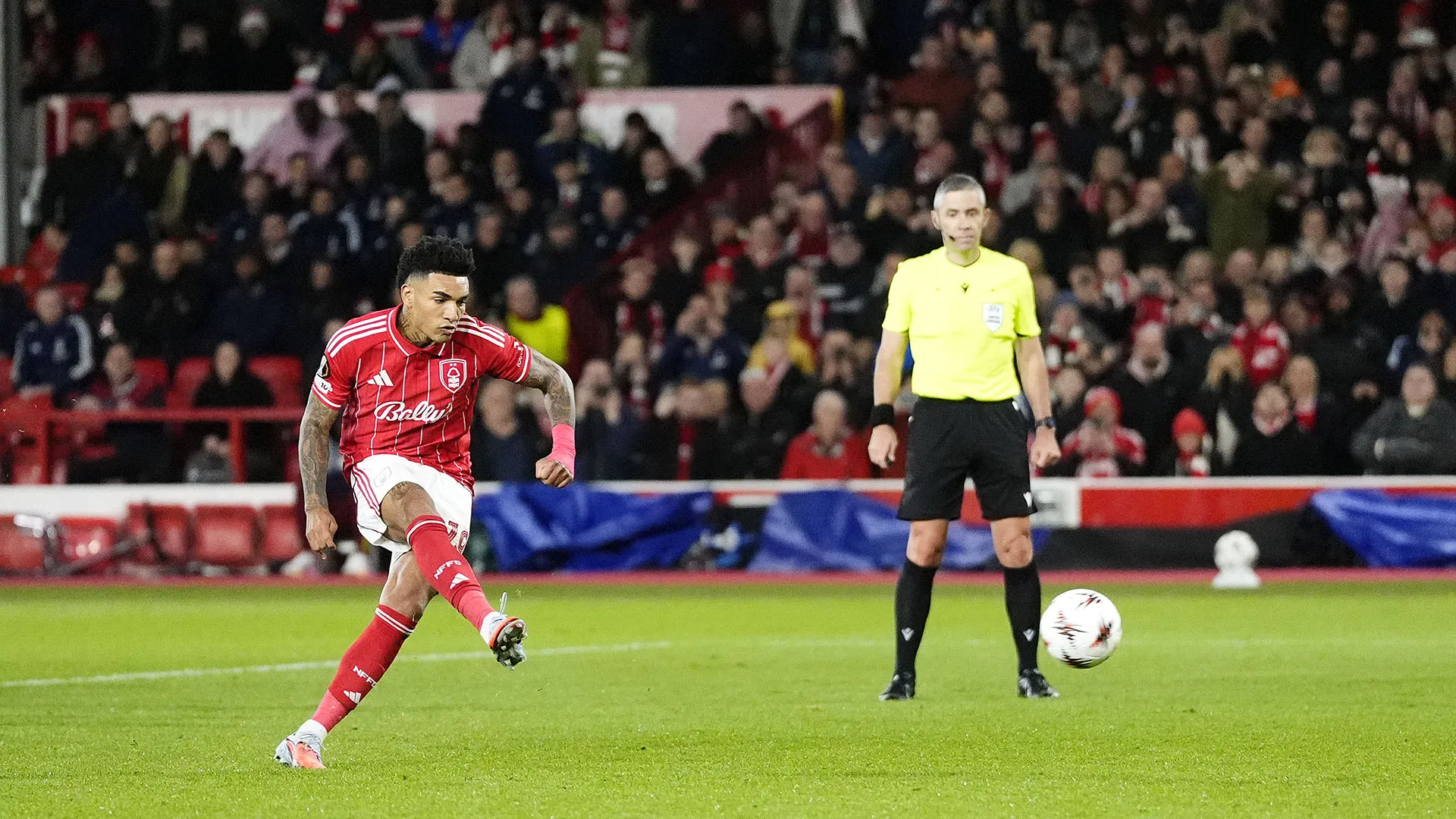 Morgan Gibbs-White ha aperto le marcature su rigore al minuto 19