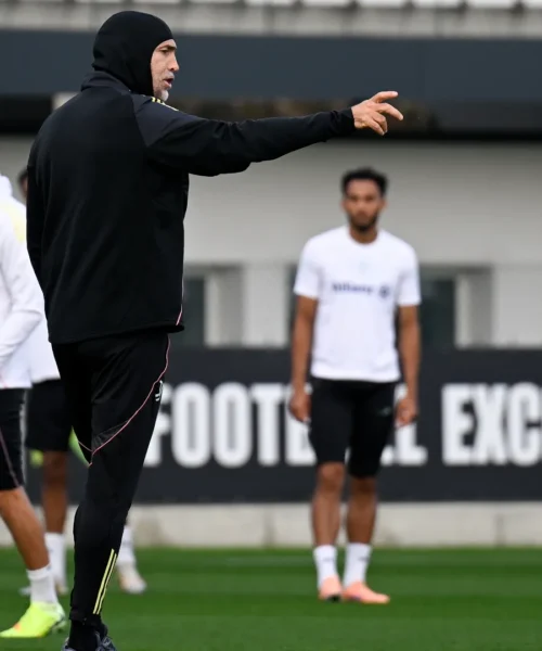 Un uomo misterioso all’allenamento della Juventus: le foto