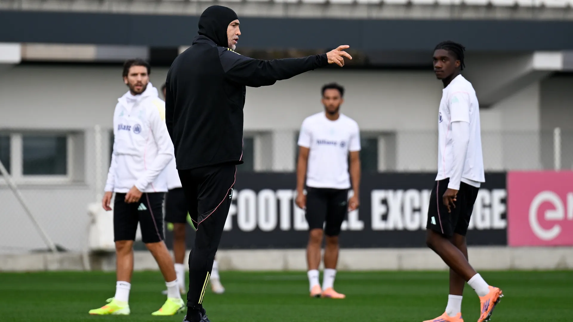 Un uomo misterioso all'allenamento della Juventus: le foto
