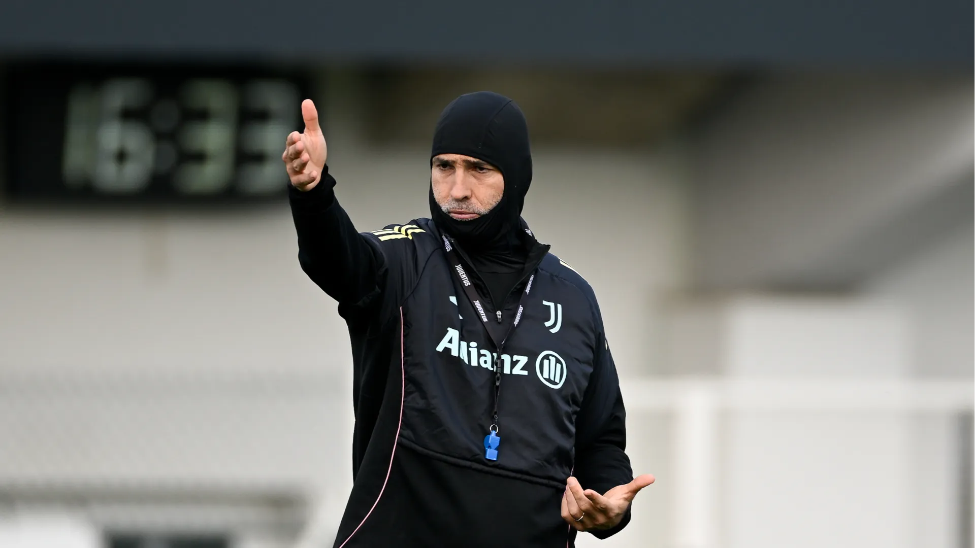 Il tecnico bianconero ha diretto l'allenamento con il passamontagna