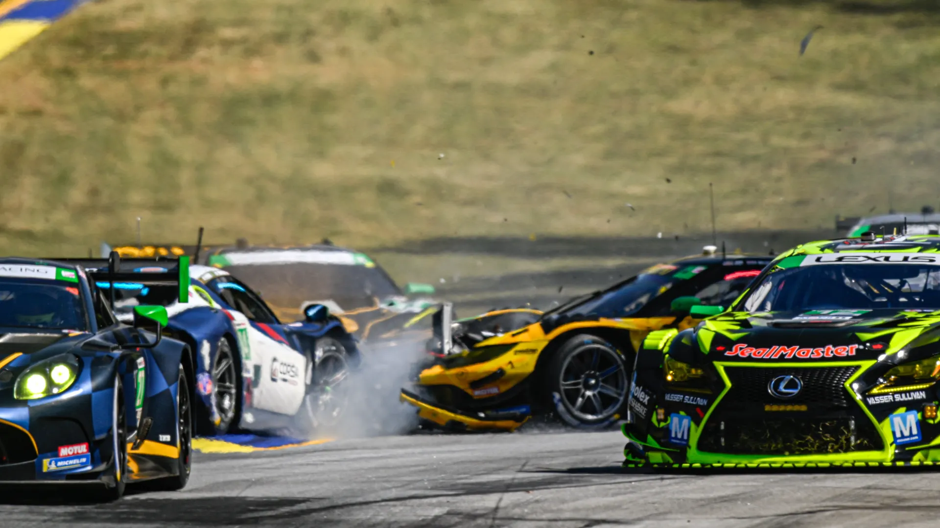 Altre due vetture coinvolte sono state la #66 Ford Mustang GT3 (Gradient Racing) e la #44 Aston Martin Vantage GT3 (Magnus Racing)
