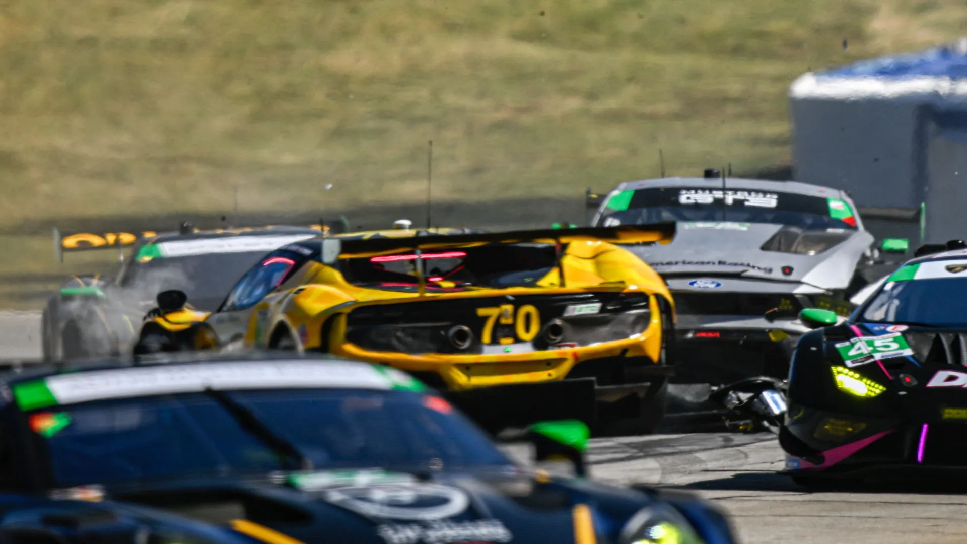 La Ferrari #70 guidata da Brenden Iribe non ha potuto evitarla e l'ha colpita frontalmente

